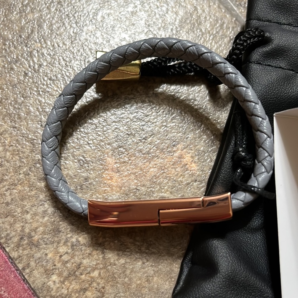 Bracelets - Picture 4 of 6